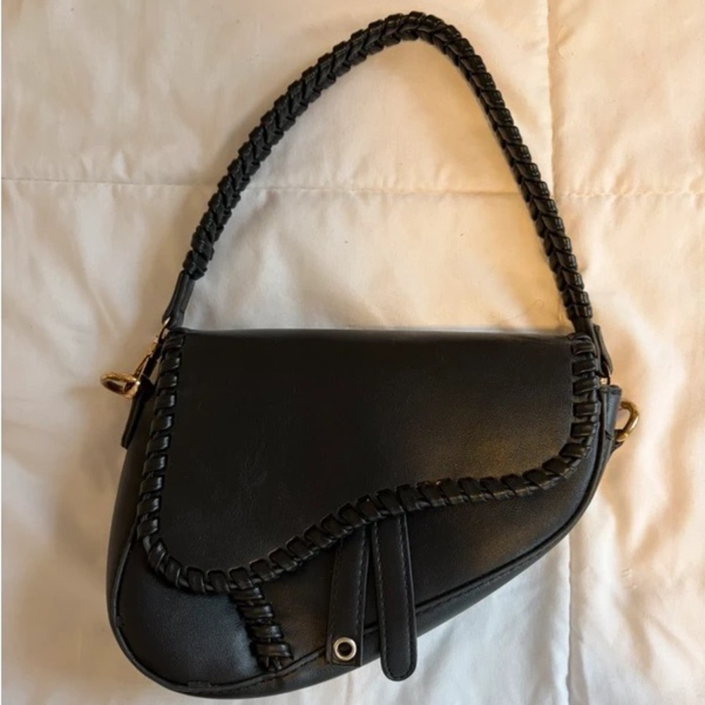 Black Women’s Saddle Crossbody Bag